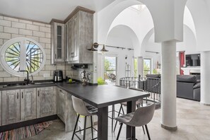 المنشأة من الداخل