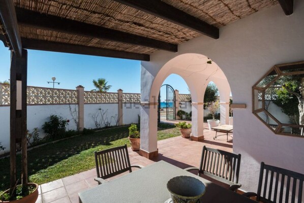 تناول الطعام بالخارج