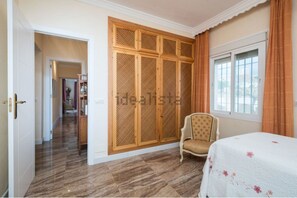 4 bedrooms, iron/ironing board, WiFi, bed sheets