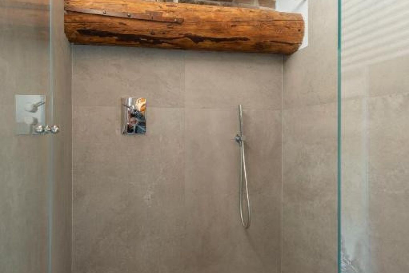 Douche, sèche-cheveux, bidet, serviettes fournies