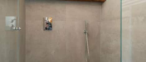 Dusche, Haartrockner, Bidet, Handtücher