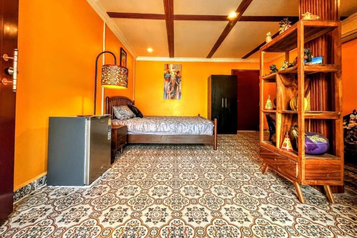 Minibar, desk, laptop workspace, free WiFi