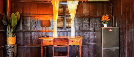 Habitació doble o amb dos llits individuals Deluxe, balcó, vistes a la muntanya | Minibar, escriptori i espai de treball apte per a portàtils