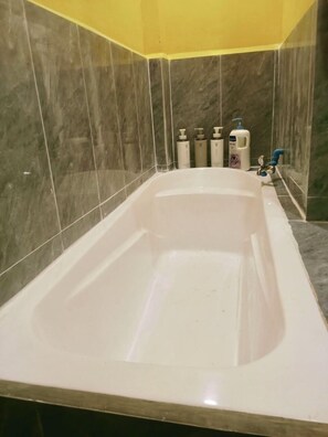 Towels, soap, shampoo, toilet paper - Samroas Homestay (Ponhea Lueu)