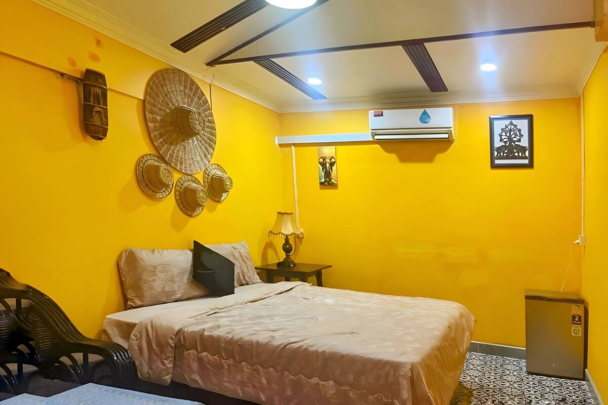 Minibar, desk, laptop workspace, free WiFi