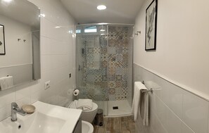 Dusche, Haartrockner, Bidet, Handtücher