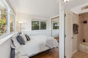 1 bedroom, iron/ironing board, free WiFi, bed sheets - Whitney's Oceanview Studio | The Chosen Collection (Summerland)