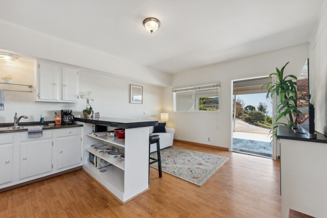 Micro-ondes, cafetière/bouilloire, grille-pain