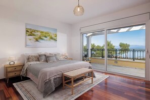 5 bedrooms, iron/ironing board, travel cot, WiFi - SunBreeze-Beachfront Luxury Villa 5 Bed/4 bath- Sleeps 10 (Lefkimmi)
