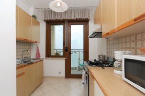 Fridge, microwave, stovetop, coffee/tea maker - Modern three room apartment with panoramic seaview (Lignano Sabbiadoro)