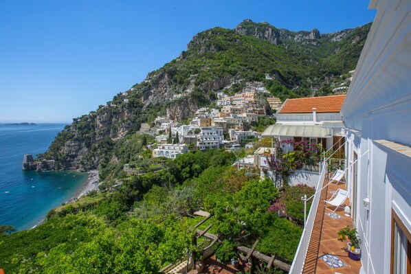 A coastal town with buildings on a hillside overlooking the sea. - Estate4home - Regina Dar (Positano)