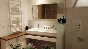 Secadora de cabello, toallas, jabón, papel de baño 