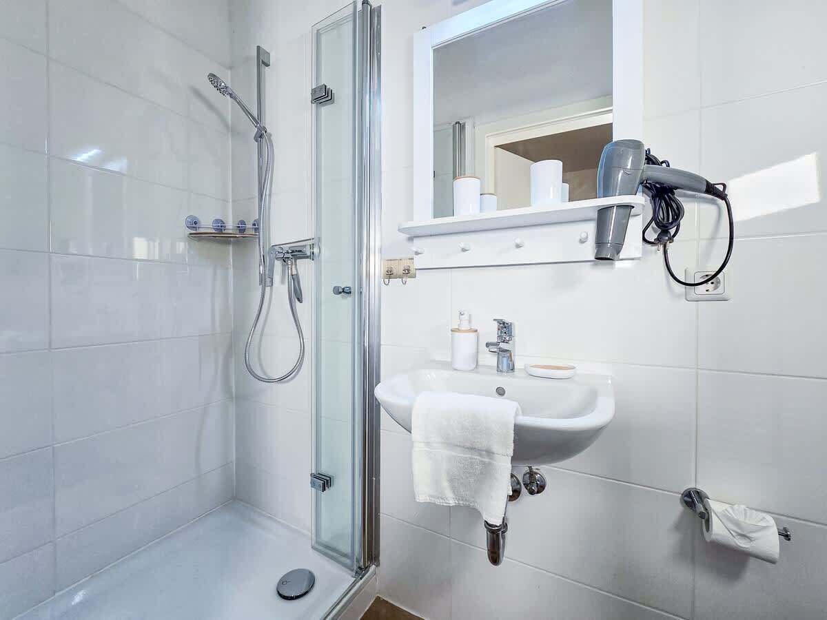 Dusche, Haartrockner, Handtücher