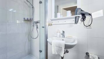 Dusche, Haartrockner, Handtücher