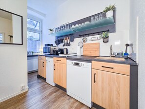 Fridge, microwave, stovetop, dishwasher