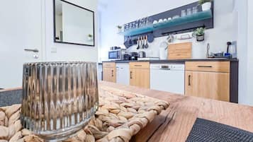Réfrigérateur, micro-ondes, plaque de cuisson, lave-vaisselle