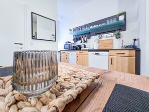 Réfrigérateur, micro-ondes, plaque de cuisson, lave-vaisselle