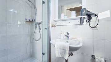 Dusche, Haartrockner, Handtücher, Toilettenpapier