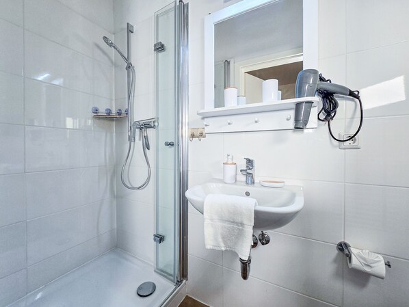 Dusche, Haartrockner, Handtücher