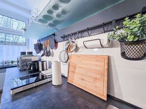 Fridge, microwave, stovetop, dishwasher - Alpha Apartments: Quiet 1BR, Old Town & Stream (Herdecke)