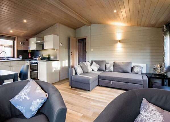 TV - 2 bedroom accommodation in Westbury (Westbury)