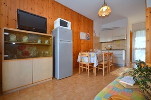 Fridge, microwave, stovetop, cookware/dishes/utensils