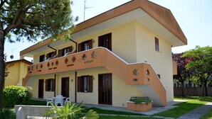 Un bâtiment à deux étages doté d’une architecture originale, avec un escalier en colimaçon et un balcon.