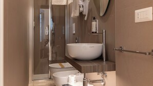 Douche, sèche-cheveux, bidet, serviettes fournies