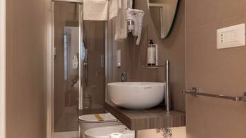 Douche, sèche-cheveux, bidet, serviettes fournies