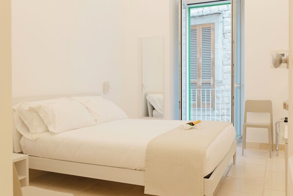 1 quarto, cofres nos quartos, escrivaninha