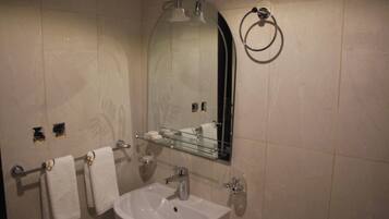 Triple Room | Bathroom