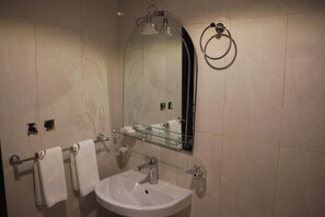 Triple Room | Bathroom - Burj Mawaddah Hotel (Madinah)