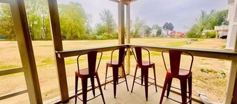 Modern 3-bedroom house in Colonial Beach with access to pool and private hot tub