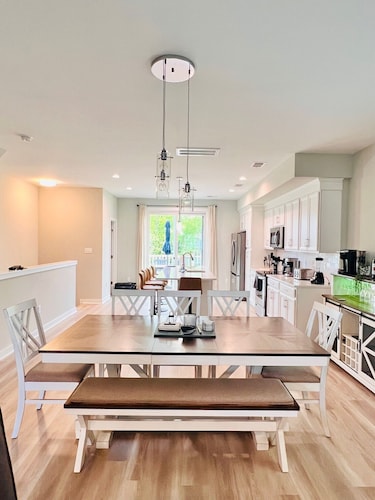 Modern 3-bedroom house in Colonial Beach with access to pool and private hot tub