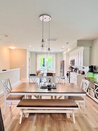 Modern 3-bedroom house in Colonial Beach with access to pool and private hot tub