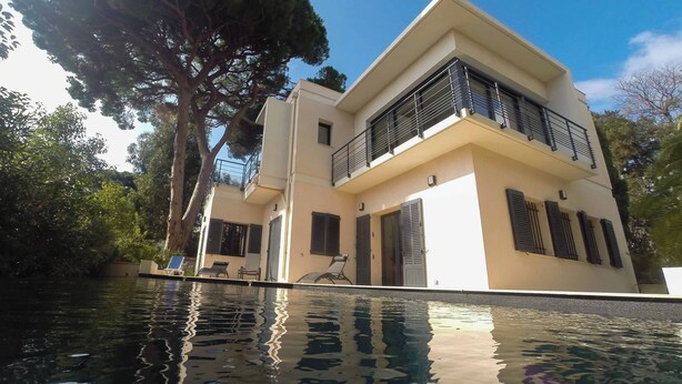 A modern two-story house with a swimming pool in front. - VILLA LA MASCOTTE PLUS IN CANNES (Cannes)