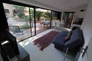Smart TV, fireplace