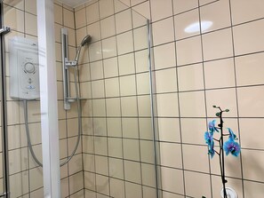 Doccia, asciugacapelli, asciugamani, sapone