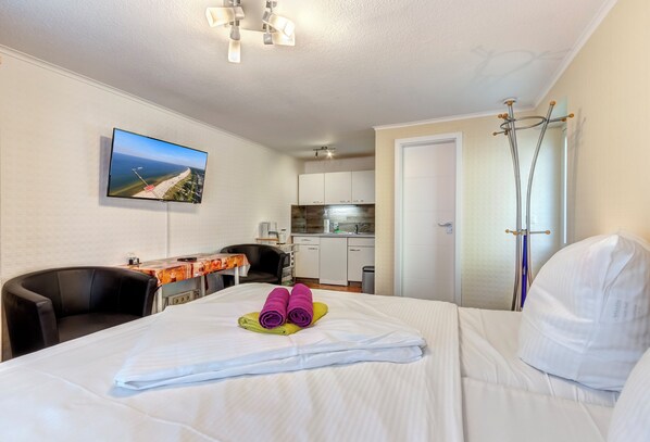 1 bedroom, iron/ironing board, travel cot, free WiFi - Small 25 sqm 1 room apartment in the Baltic Sea spa Ahlbeck, WLAN, close to the beach (Heringsdorf)