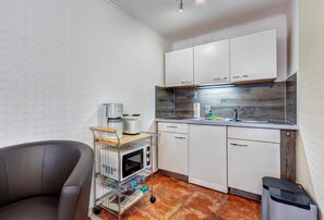 Fridge, microwave, stovetop, coffee/tea maker - Small 25 sqm 1 room apartment in the Baltic Sea spa Ahlbeck, WLAN, close to the beach (Heringsdorf)