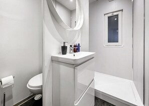 Bathroom - 1 bedroom accommodation in Westbury (Westbury)