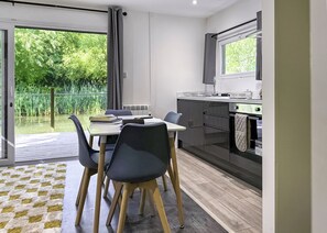 Réfrigérateur, un four, surface de cuisson, grille-pain