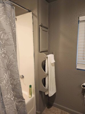 Séchoir à cheveux, serviettes fournies, savon, papier de toilette