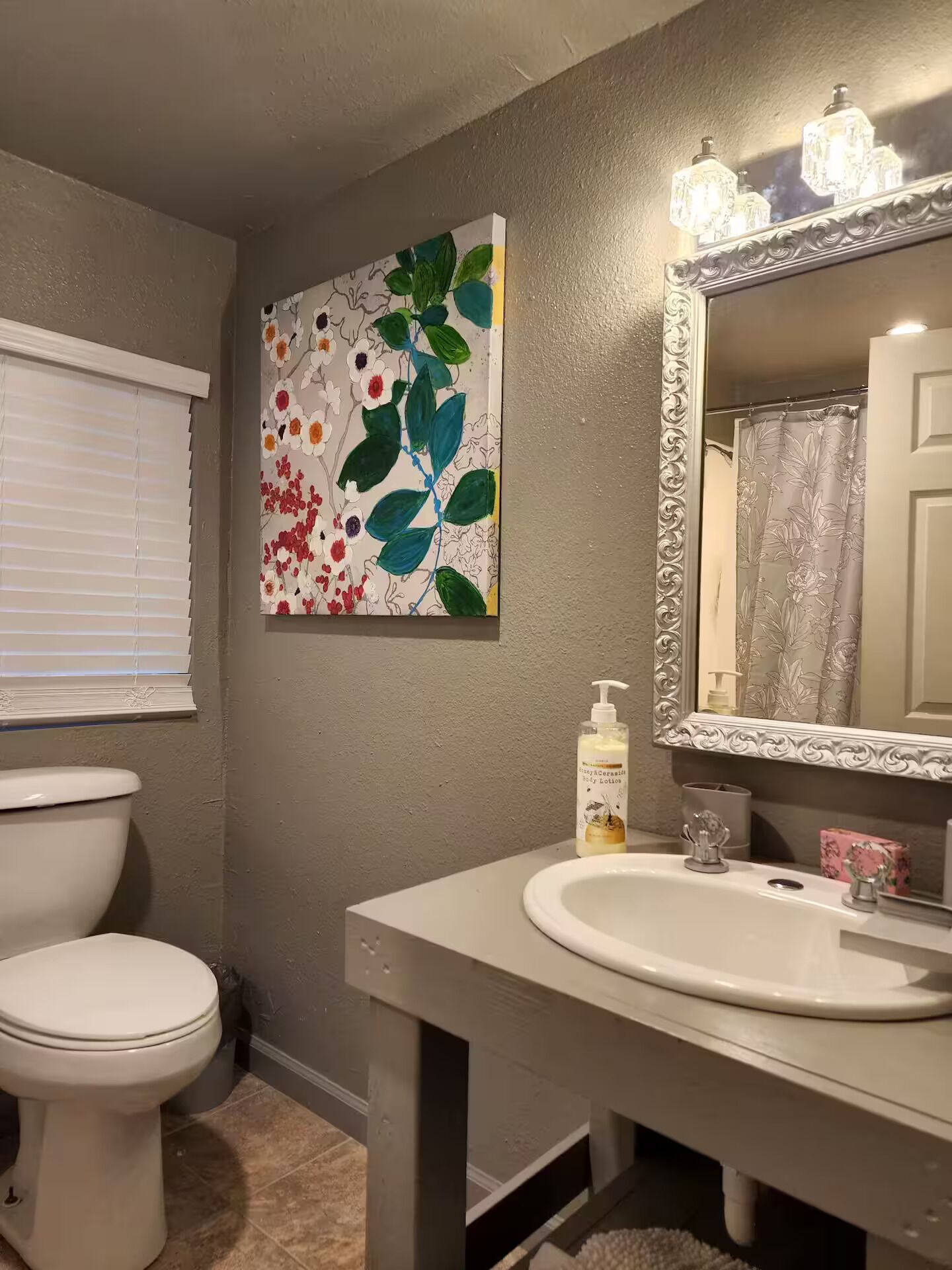 Haartrockner, Handtücher, Seife, Toilettenpapier