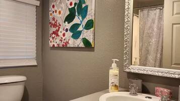 Haartrockner, Handtücher, Seife, Toilettenpapier