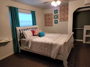 1 dormitorio, tabla de planchar con plancha, wifi y ropa de cama