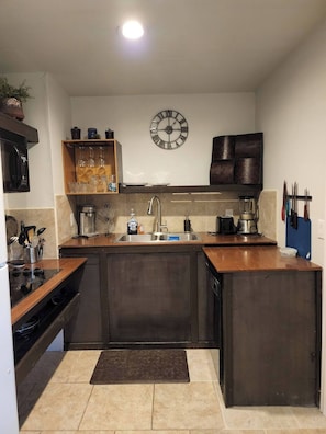 Frigorífico, microondas, horno y placa de cocina