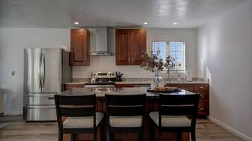 Frigorifero, microonde, forno, piano cottura