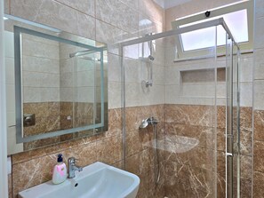 Shower, hair dryer, towels