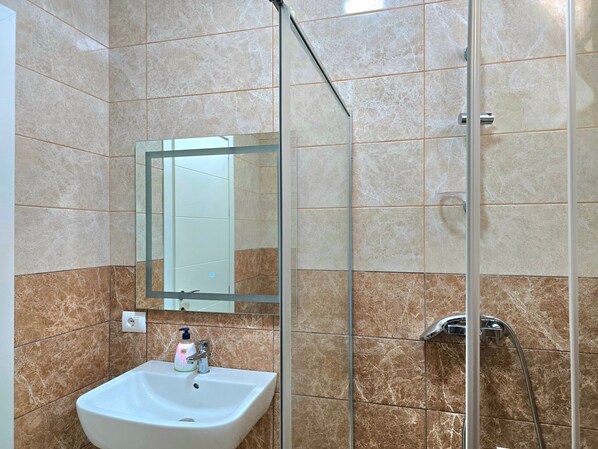 Shower, hair dryer, towels